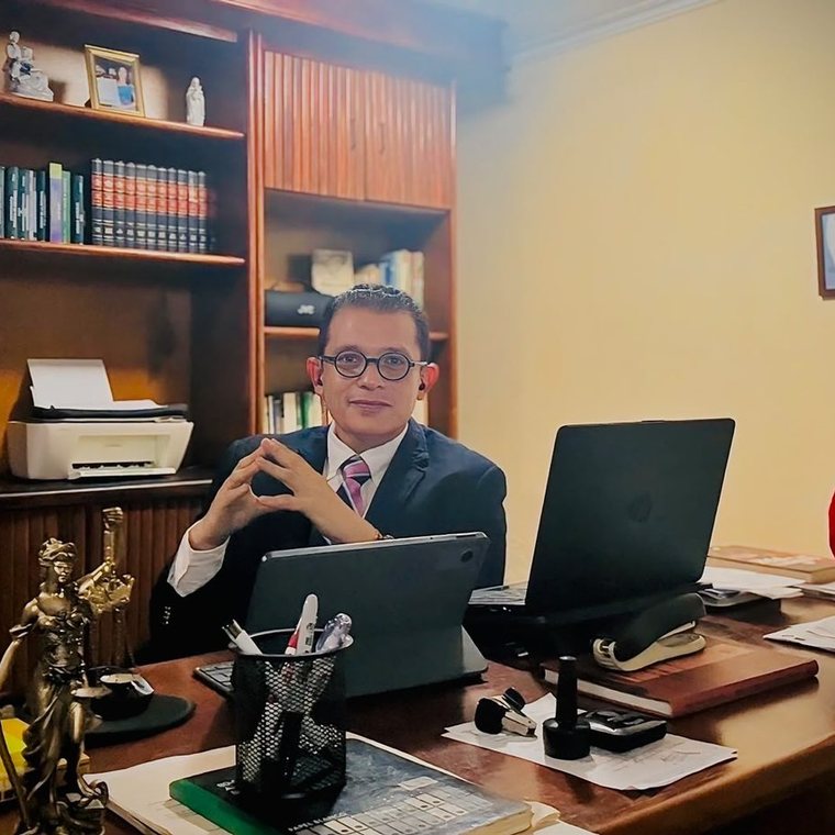 Luis Vicente Bornacelli Pezzano en su oficina de Barranquilla